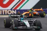 Foto zur News: George Russell (Mercedes) und Lando Norris (McLaren)