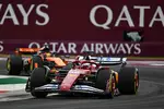 Foto zur News: Charles Leclerc (Ferrari) und Oscar Piastri (McLaren)