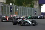 Foto zur News: Andrea Kimi Antonelli, Lewis Hamilton (Ferrari) und Esteban Ocon (Haas)