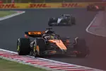 Foto zur News: Oscar Piastri (McLaren) und George Russell (Mercedes)