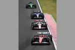 Foto zur News: Alexander Albon (Williams), Lewis Hamilton (Ferrari) und Esteban Ocon (Haas)