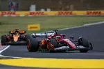 Foto zur News: Charles Leclerc (Ferrari) und Oscar Piastri (McLaren)
