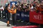 Foto zur News: Oscar Piastri (McLaren) und Zak Brown
