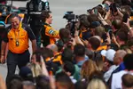 Foto zur News: Oscar Piastri (McLaren) und Zak Brown