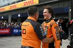 Foto zur News: Zak Brown und Oscar Piastri (McLaren)
