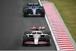 Foto zur News: Alexander Albon (Williams) und Esteban Ocon (Haas)
