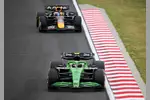 Foto zur News: Gabriel Bortoleto (Sauber) und Max Verstappen (Red Bull)