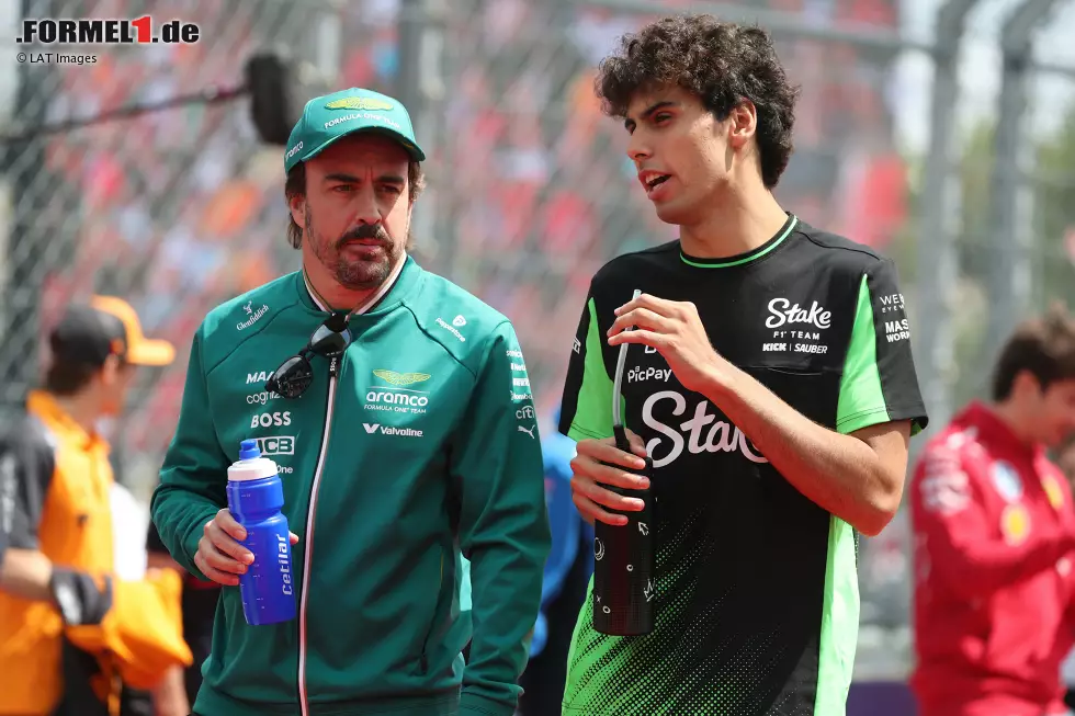 Foto zur News: Fernando Alonso (Aston Martin) und Gabriel Bortoleto (Sauber)