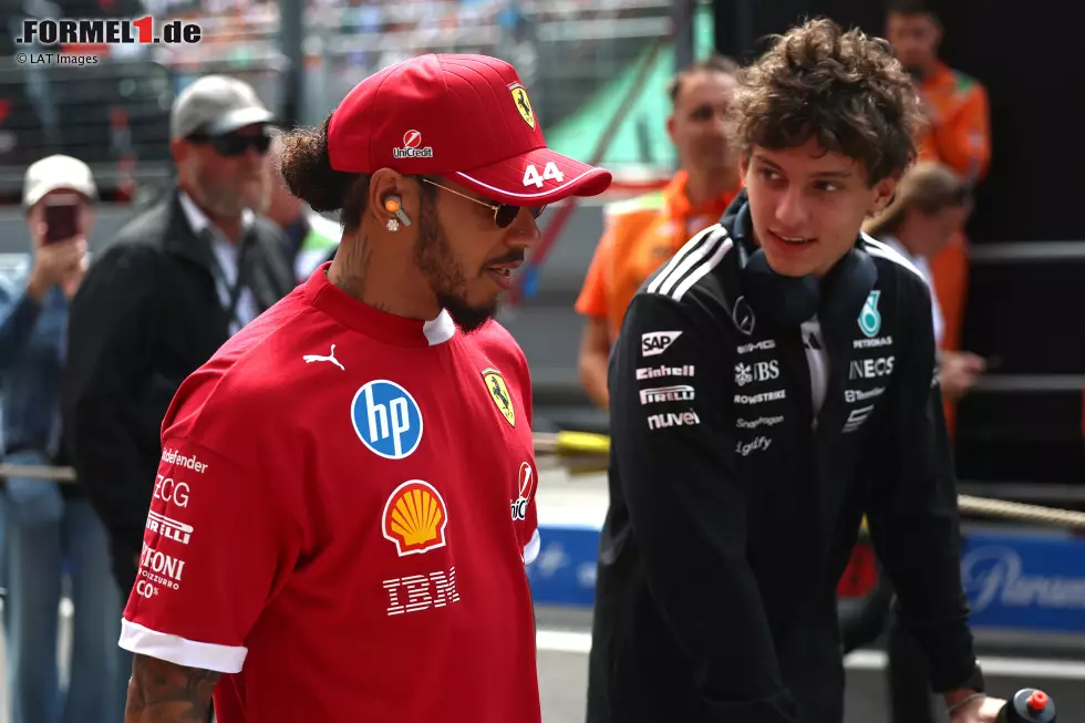 Foto zur News: Andrea Kimi Antonelli und Lewis Hamilton (Ferrari)