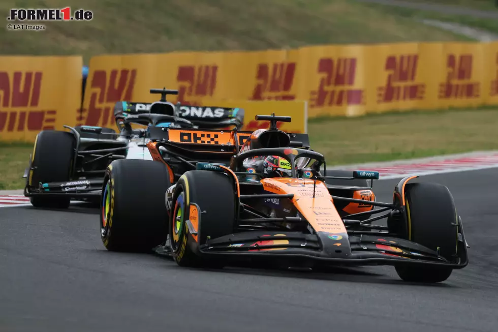 Foto zur News: Oscar Piastri (McLaren) und George Russell (Mercedes)