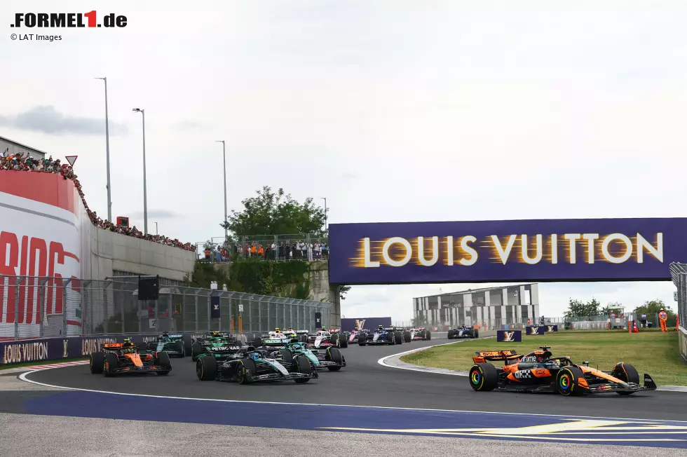 Foto zur News: Oscar Piastri (McLaren) und George Russell (Mercedes)