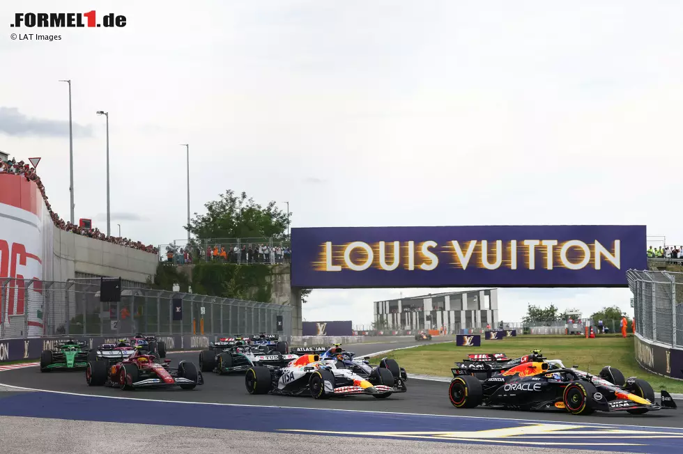 Foto zur News: Max Verstappen (Red Bull) und Oliver Bearman (Haas)