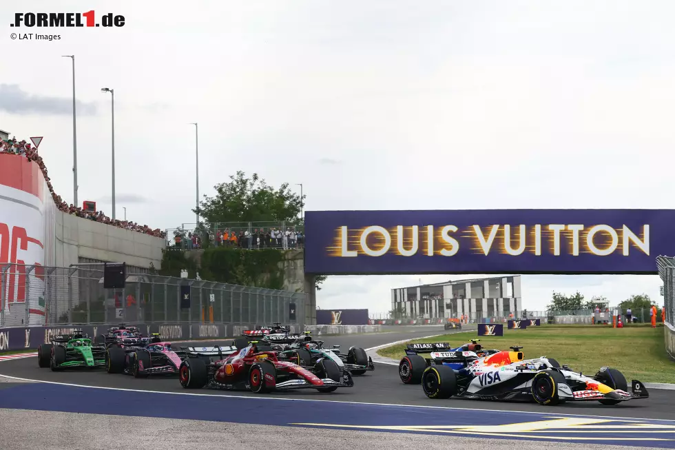Foto zur News: Isack Hadjar (Racing Bulls) und Carlos Sainz (Williams)