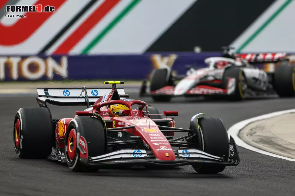 Foto zur News: Lewis Hamilton (Ferrari) und Esteban Ocon (Haas)