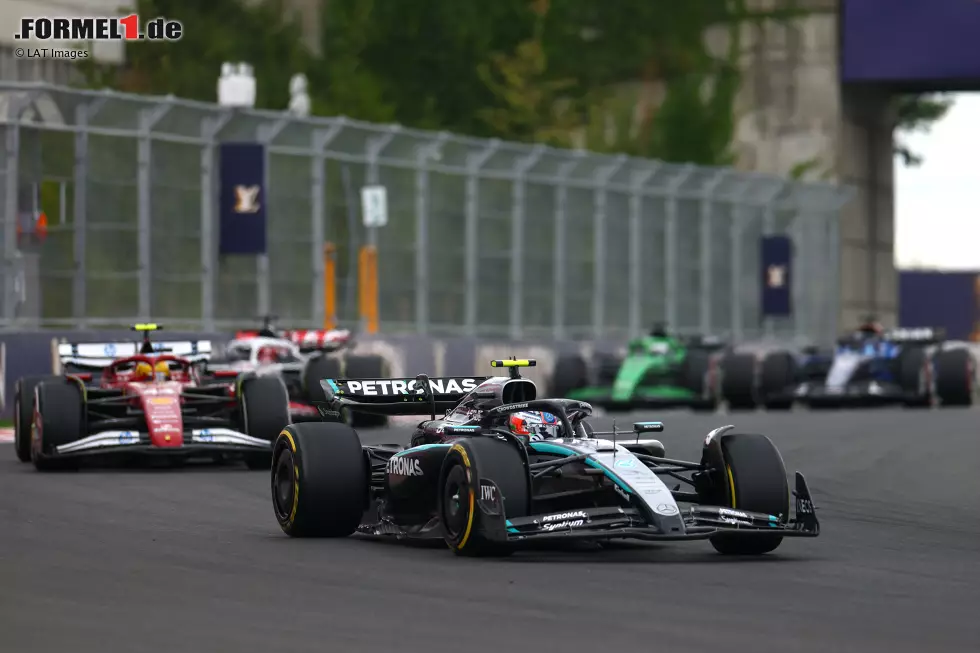 Foto zur News: Andrea Kimi Antonelli, Lewis Hamilton (Ferrari) und Esteban Ocon (Haas)