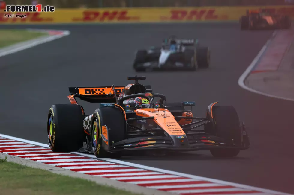 Foto zur News: Oscar Piastri (McLaren) und George Russell (Mercedes)