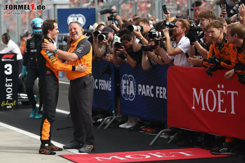 Foto zur News: Oscar Piastri (McLaren) und Zak Brown