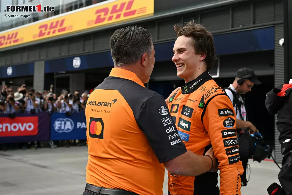 Foto zur News: Zak Brown und Oscar Piastri (McLaren)