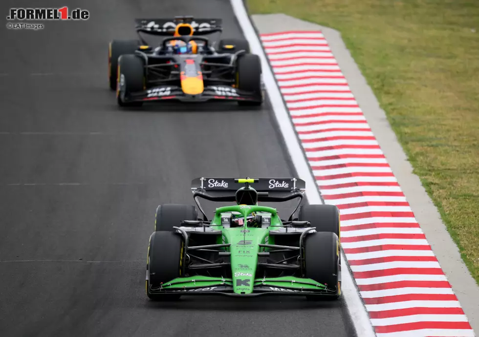 Foto zur News: Gabriel Bortoleto (Sauber) und Max Verstappen (Red Bull)