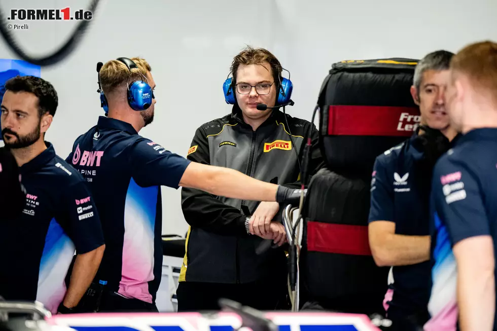 Foto zur News: Pirelli-Ingenieur in der Alpine-Box