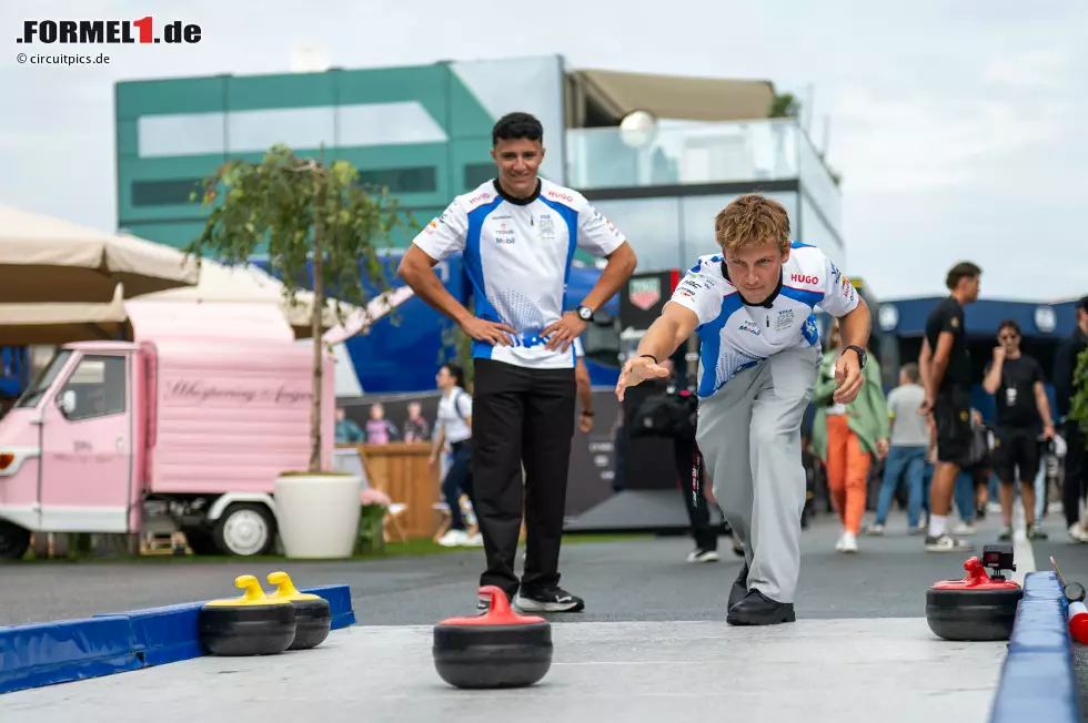 Foto zur News: Isack Hadjar (Racing Bulls) und Liam Lawson (Racing Bulls)