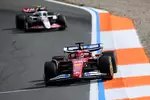 Foto zur News: Charles Leclerc (Ferrari) und Oliver Bearman (Haas)