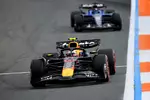 Foto zur News: Alexander Albon (Williams) und Yuki Tsunoda (Red Bull)