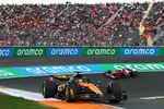 Foto zur News: Oscar Piastri (McLaren) und Charles Leclerc (Ferrari)