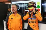 Foto zur News: Zak Brown und Oscar Piastri (McLaren)