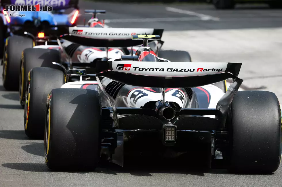 Foto zur News: Esteban Ocon (Haas) und Oliver Bearman (Haas)