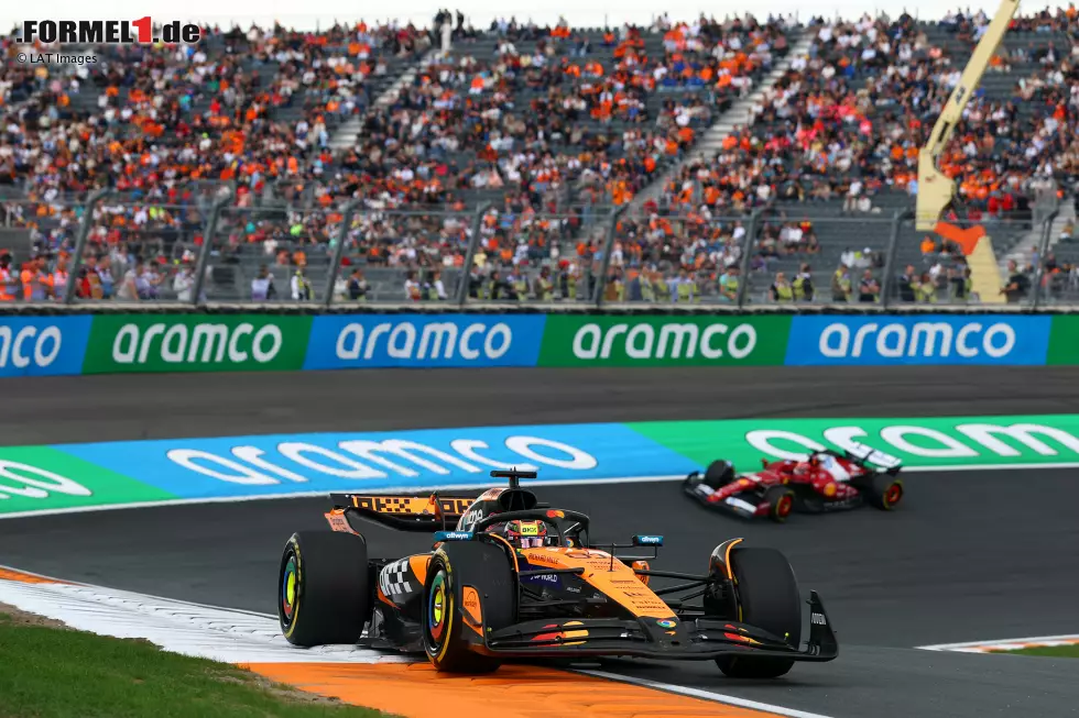 Foto zur News: Oscar Piastri (McLaren) und Charles Leclerc (Ferrari)