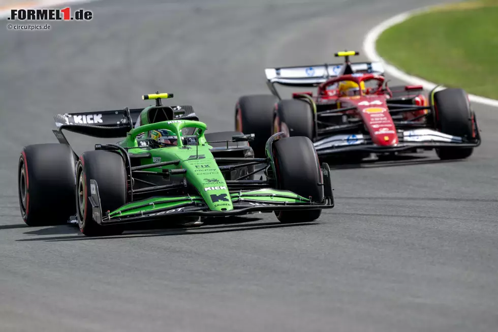Foto zur News: Gabriel Bortoleto (Sauber) und Lewis Hamilton (Ferrari)