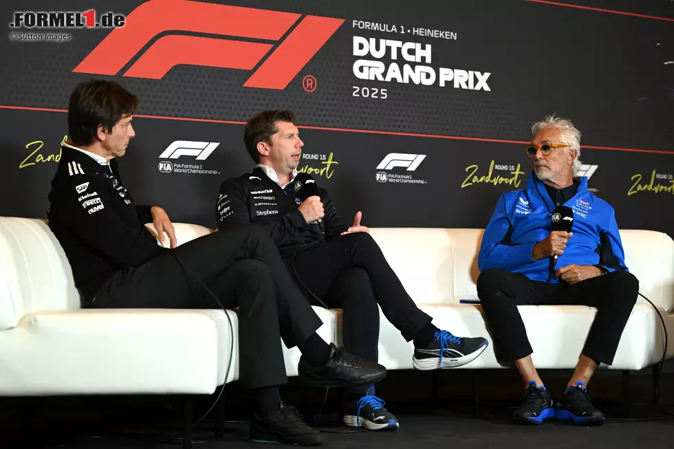 Foto zur News: Toto Wolff (Mercedes), James Vowles (Williams) und Flavio Briatore (Alpine)