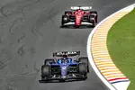 Foto zur News: Alexander Albon (Williams) und Charles Leclerc (Ferrari)