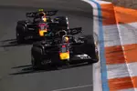 Foto zur News: Max Verstappen (Red Bull) und Yuki Tsunoda (Red Bull)