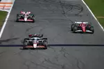 Foto zur News: Oliver Bearman (Haas), Charles Leclerc (Ferrari) und Esteban Ocon (Haas)