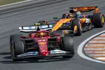 Foto zur News: Lewis Hamilton (Ferrari) und Oscar Piastri (McLaren)