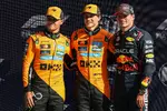 Foto zur News: Oscar Piastri (McLaren), Lando Norris (McLaren) und Max Verstappen (Red Bull)