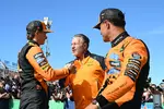 Foto zur News: Oscar Piastri (McLaren), Zak Brown und Lando Norris (McLaren)