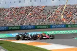 Foto zur News: George Russell (Mercedes) und Lewis Hamilton (Ferrari)