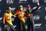 Foto zur News: Oscar Piastri (McLaren), Lando Norris (McLaren) und Max Verstappen (Red Bull)
