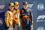Foto zur News: Lando Norris (McLaren), Oscar Piastri (McLaren) und Max Verstappen (Red Bull)