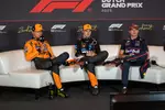 Foto zur News: Lando Norris (McLaren), Oscar Piastri (McLaren) und Max Verstappen (Red Bull)
