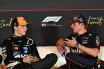 Foto zur News: Oscar Piastri (McLaren) und Max Verstappen (Red Bull)