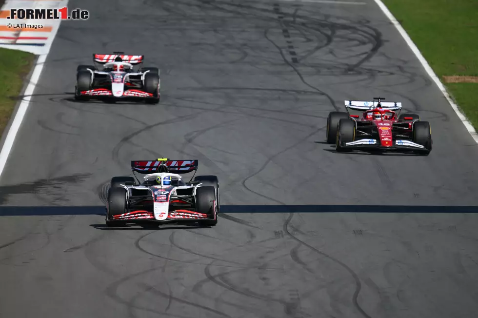 Foto zur News: Oliver Bearman (Haas), Charles Leclerc (Ferrari) und Esteban Ocon (Haas)