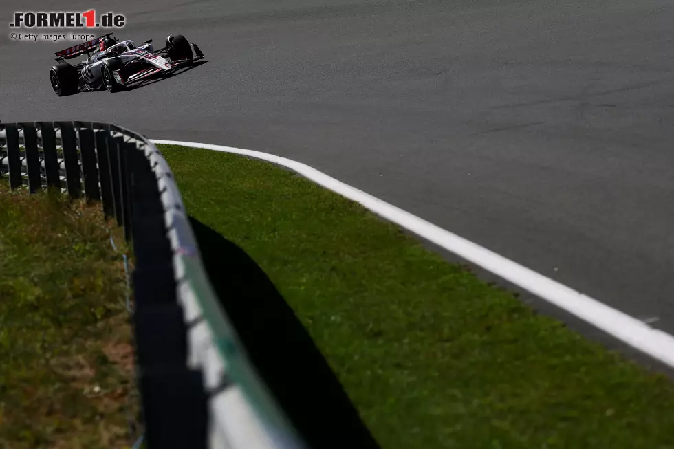 Foto zur News: Esteban Ocon (Haas) und Mark Thompson
