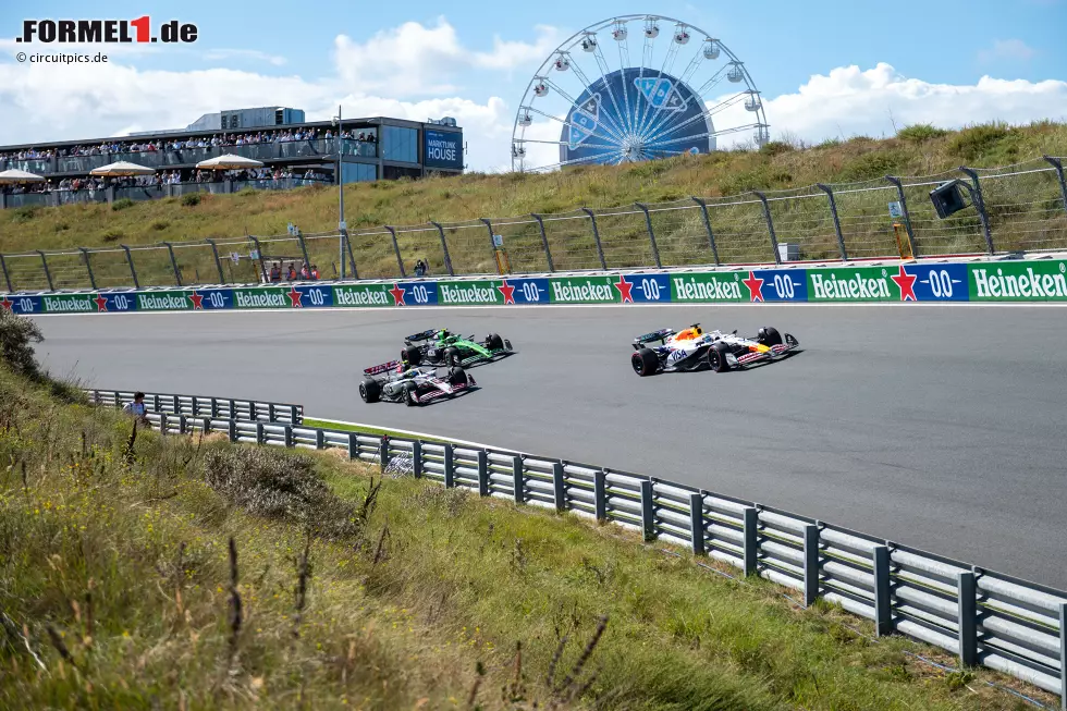 Foto zur News: Isack Hadjar (Racing Bulls) und Oliver Bearman (Haas)