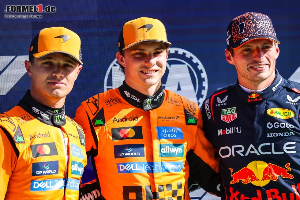 Foto zur News: Oscar Piastri (McLaren), Lando Norris (McLaren) und Max Verstappen (Red Bull)