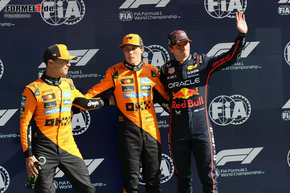 Foto zur News: Oscar Piastri (McLaren), Lando Norris (McLaren) und Max Verstappen (Red Bull)