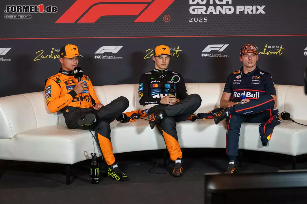Foto zur News: Lando Norris (McLaren), Oscar Piastri (McLaren) und Max Verstappen (Red Bull)